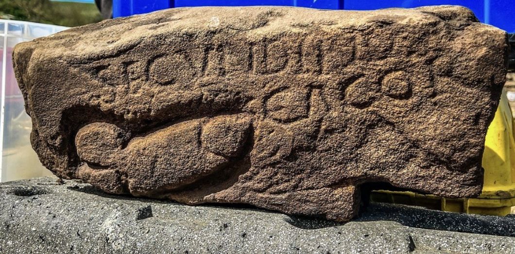 ROMAINS MACHOS / Un nouveau pénis antique gravé dans la pierre a été découvert près du mur d’Hadrien